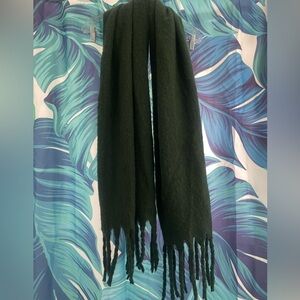 Stylish Green Scarf with Fringe